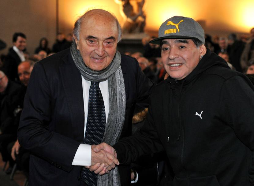 Stretta di mano tra Corrado Ferlaino, ex presidente del Napoli, e Maradona: insieme hanno vinto due scudetti, una Coppa Uefa, una Coppa Italia e una Supercoppa Italiana. LaPresse